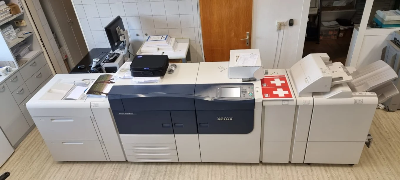 Digitalni tiskalnik Xerox Versant 4100 v tiskarni Kapri